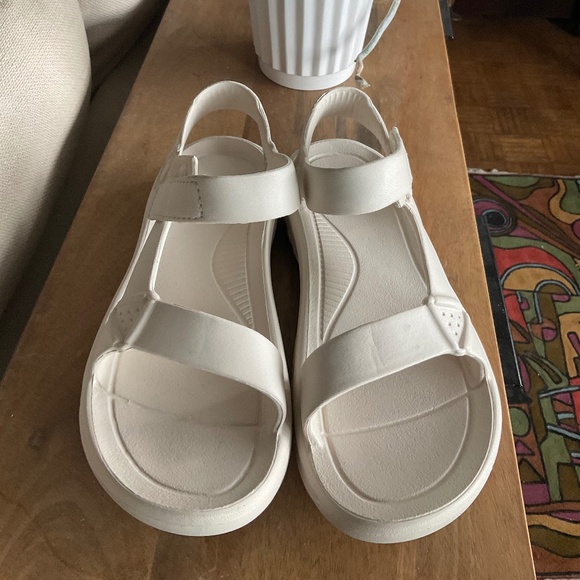 Teva Sandals - size 10w  New without tags - Picture 1 of 4